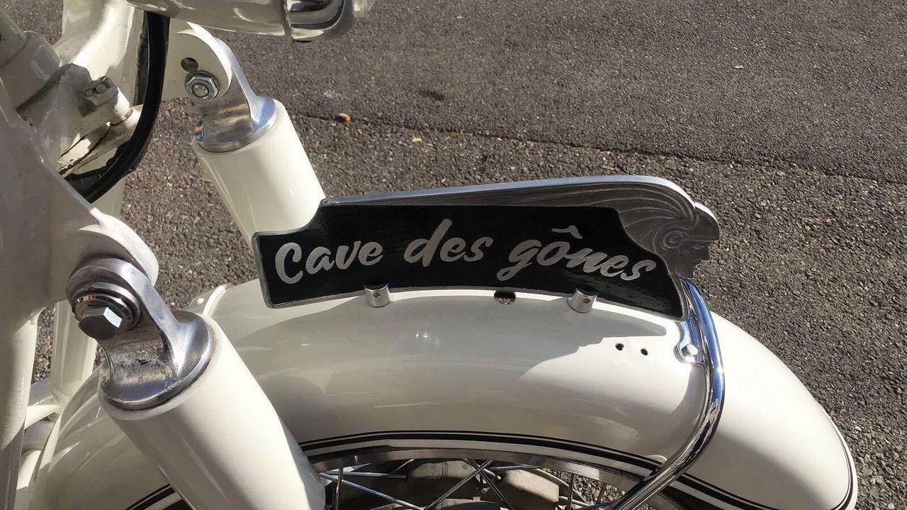 Peinture en lettres sur plaque de moto