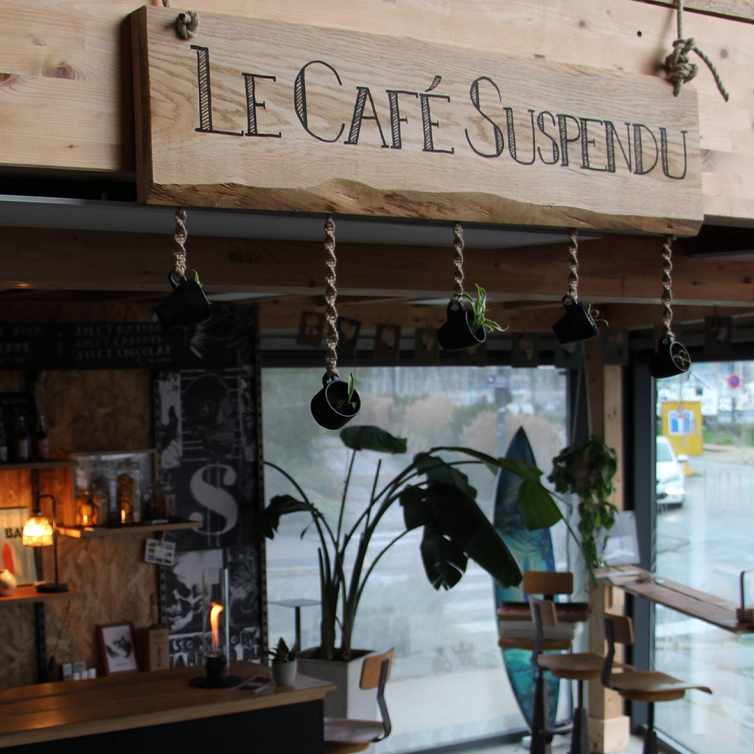 Cafe suspendu